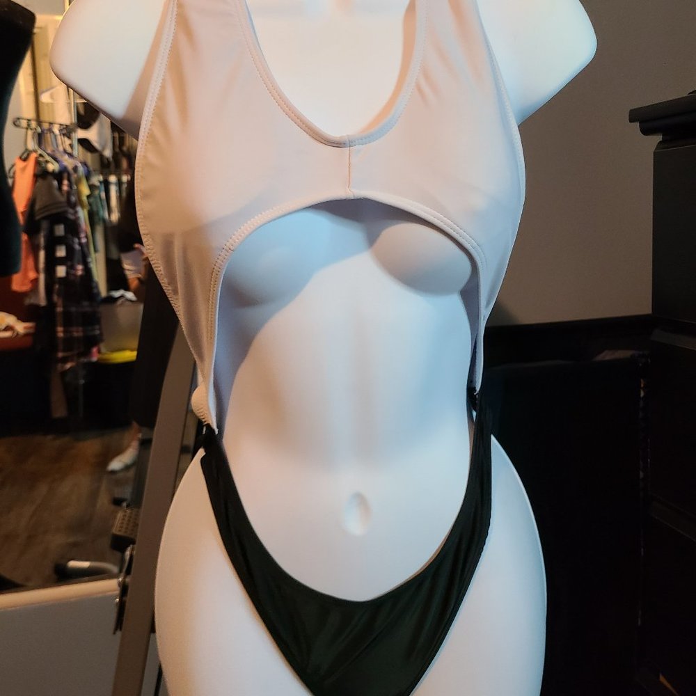 One-Piece Bikini, Underboob M
